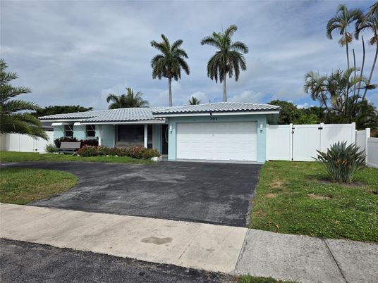Attached, Exterior, Facade, Ranch