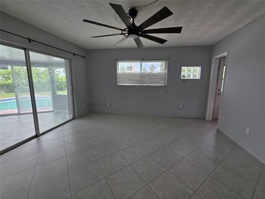 Empty room, Interior