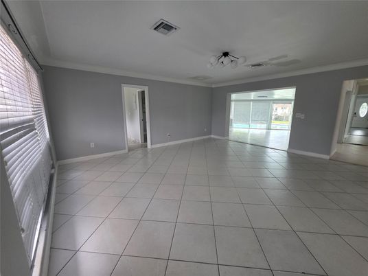 Empty room, Interior