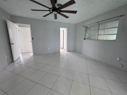 Empty room, Interior