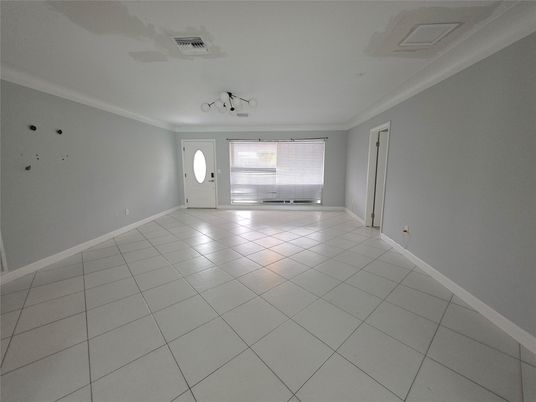 Empty room, Interior