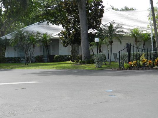 Exterior, Facade, Ranch