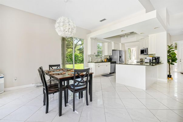 Chandelier, Dining room, Interior, Kitchen, Marble, Recessed Lighting, Stainless Steel Appliances