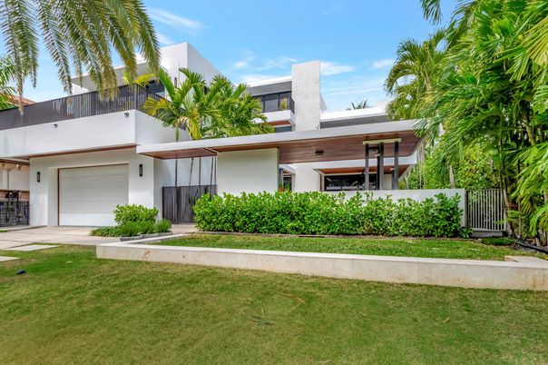 Attached, Backyard, Exterior, Facade, Modern