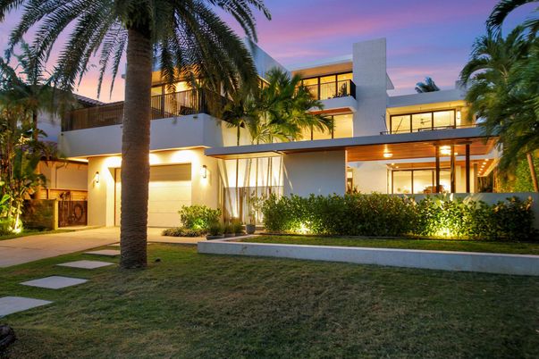 Attached, Backyard, Exterior, Facade, Modern