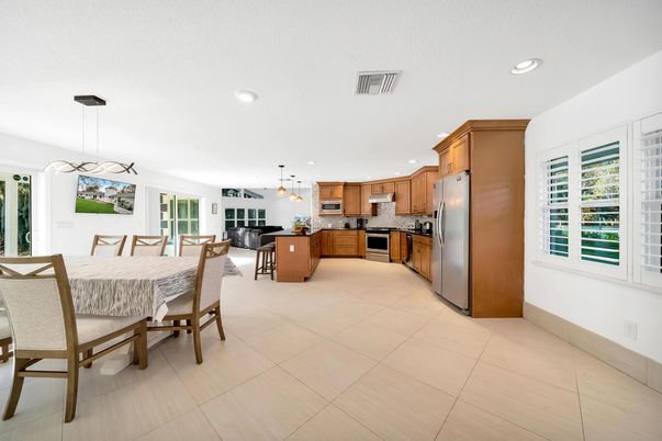 Dining room, Interior, Kitchen, Pendant Lights, Recessed Lighting, Stainless Steel Appliances