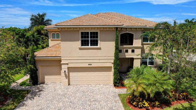 Attached, Exterior, Facade, Mediterranean
