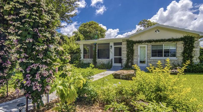 Exterior, Facade, Ranch