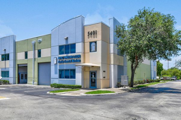 Exterior, Facade, Modern