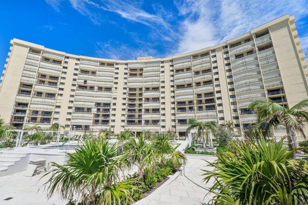 Exterior, Facade, Condo Building