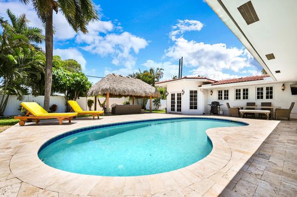 Exterior, Playground, Pool