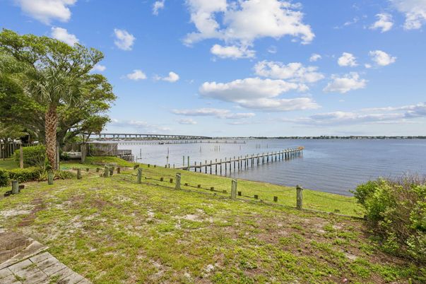 Exterior, Lake