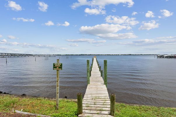 Exterior, Lake