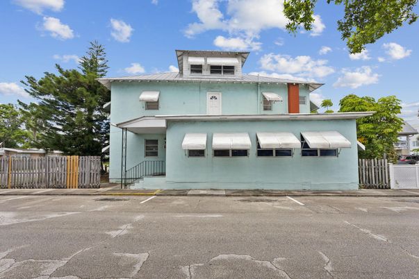 Exterior, Facade, American Foursquare