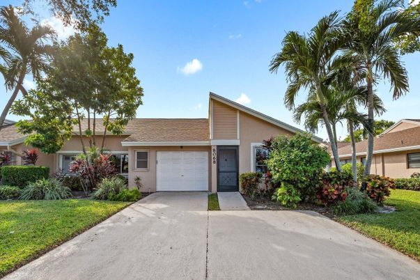 Attached, Exterior, Facade, Ranch