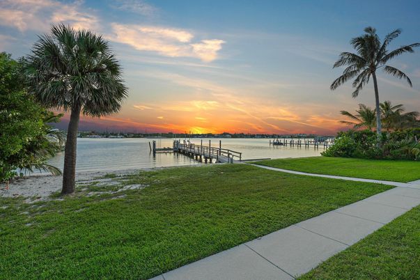 Exterior, Lake