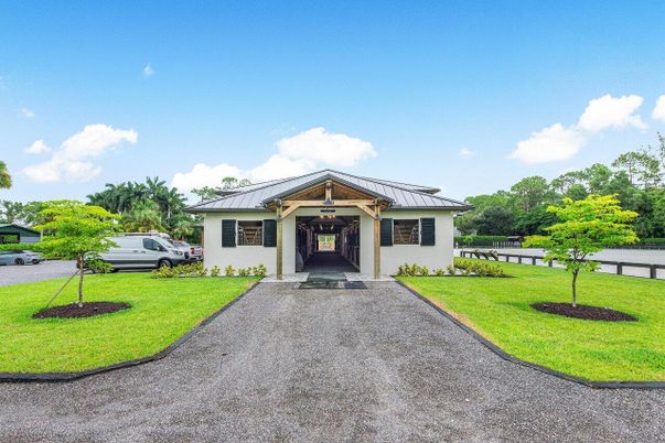 Exterior, Facade, Ranch
