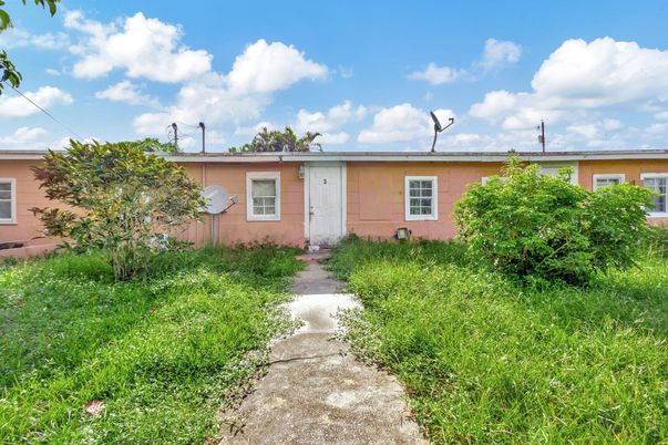 Exterior, Facade, Ranch