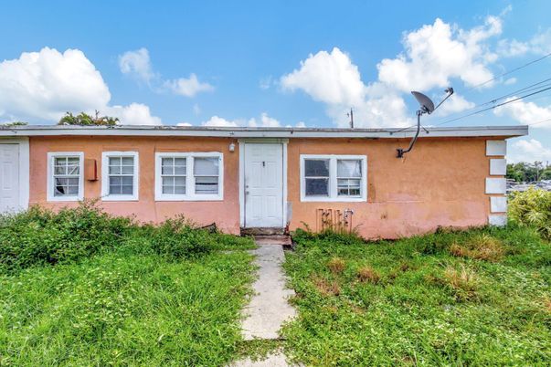 Exterior, Facade, Ranch