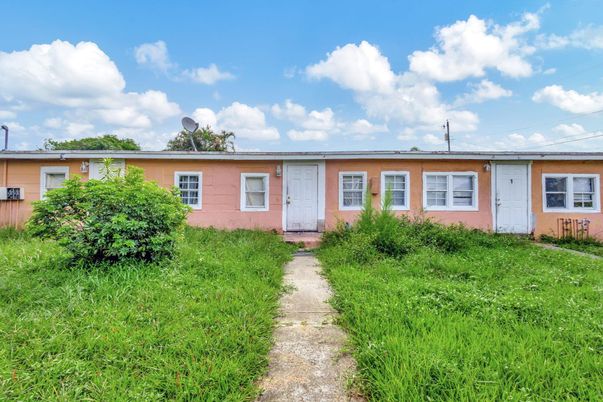 Exterior, Facade, Ranch