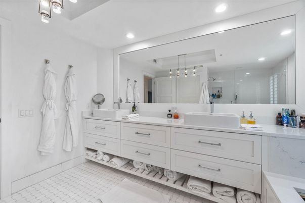 Bathroom, Dual Sink Vanities, Interior, Recessed Lighting