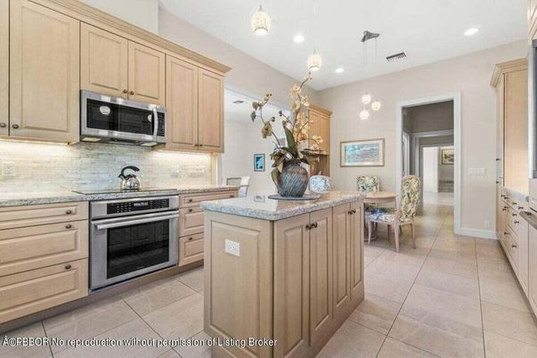 Dining room, Interior, Kitchen, Pendant Lights, Recessed Lighting, Stainless Steel Appliances