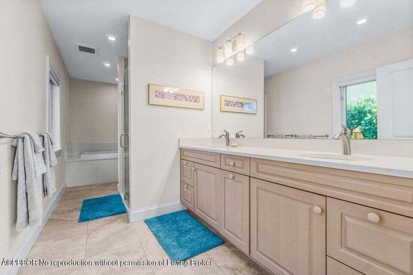 Bathroom, Dual Sink Vanities, Interior, Recessed Lighting