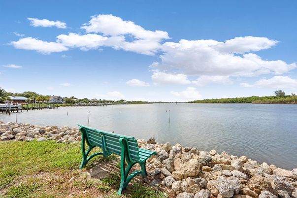 Exterior, Lake