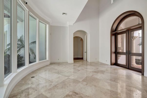 Empty room, Interior