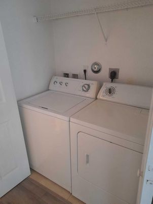 Interior, Utility Closets, Washer, Wood Texture Flooring