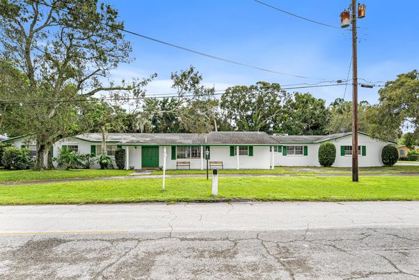 Exterior, Facade, Ranch