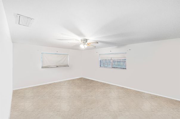 Empty room, Interior