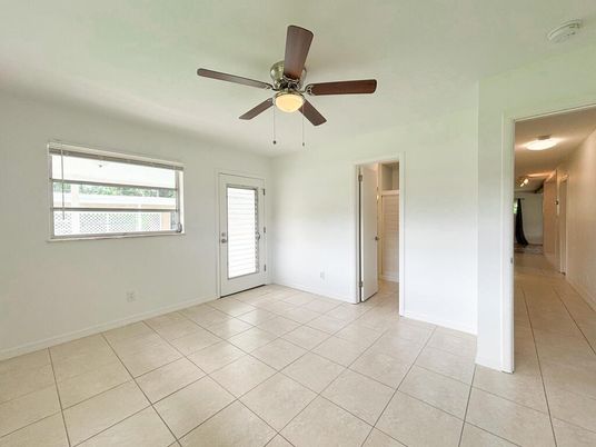 Empty room, Interior