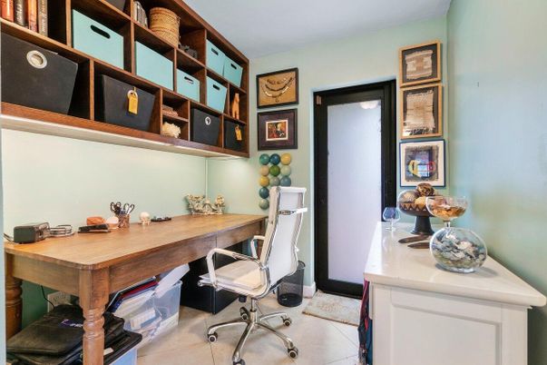 Home Office, Interior