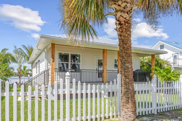 Exterior, Facade, Ranch
