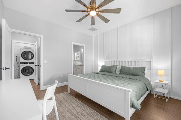 Bedroom, Interior, Utility Closets, Washer, Wood Texture Flooring