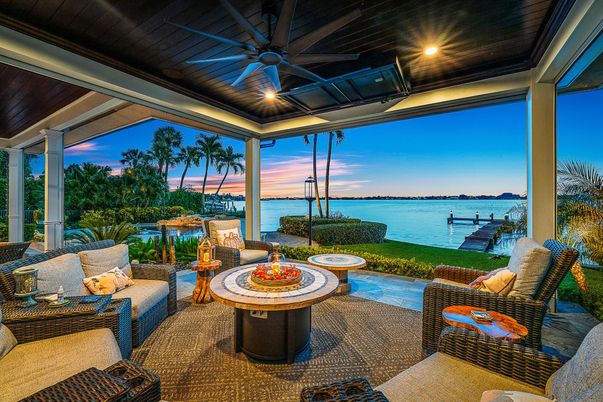 Exterior, Interior, Living room, Recessed Lighting, Sun Room, Water