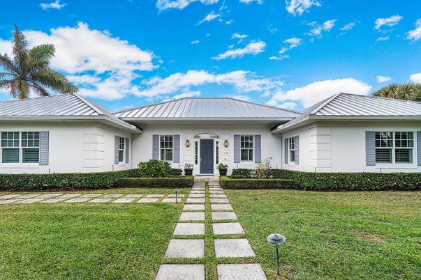Exterior, Facade, Ranch