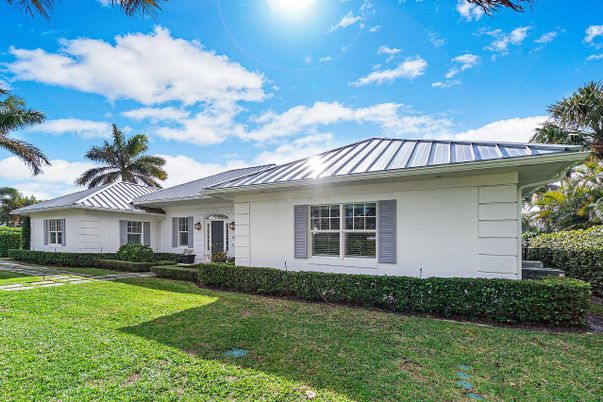 Backyard, Exterior, Facade, Ranch