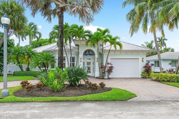 Attached, Exterior, Facade, Ranch