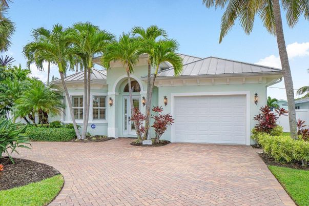 Attached, Exterior, Facade, Ranch