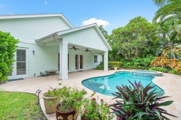 Exterior, Pool