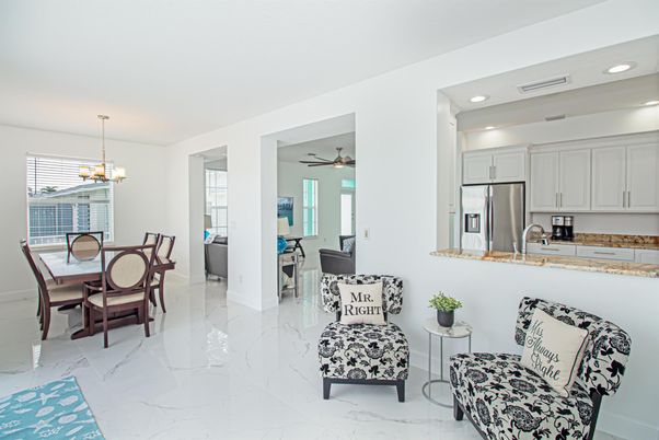Chandelier, Dining room, Interior, Kitchen, Marble, Recessed Lighting, Stainless Steel Appliances