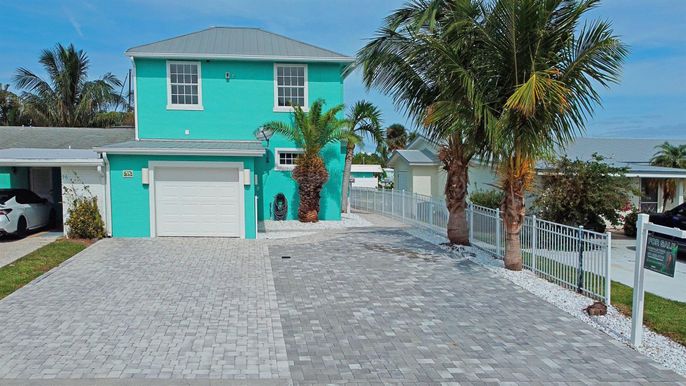 Attached, Exterior, Facade, Mediterranean