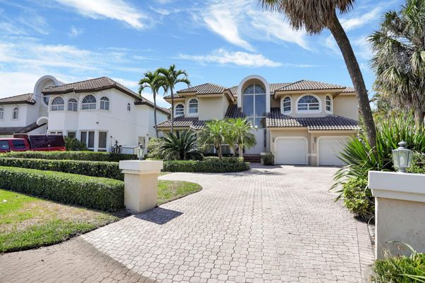 Attached, Exterior, Facade, Mediterranean