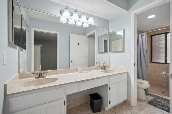 Bathroom, Dual Sink Vanities, Interior, Recessed Lighting