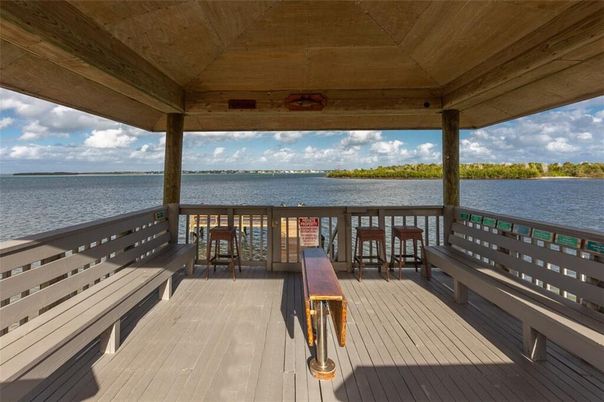 Exterior, Lake