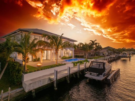 Exterior, Lake