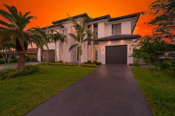 Attached, Exterior, Facade, Mediterranean