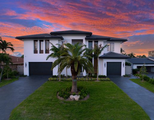 Attached, Exterior, Facade, Mediterranean